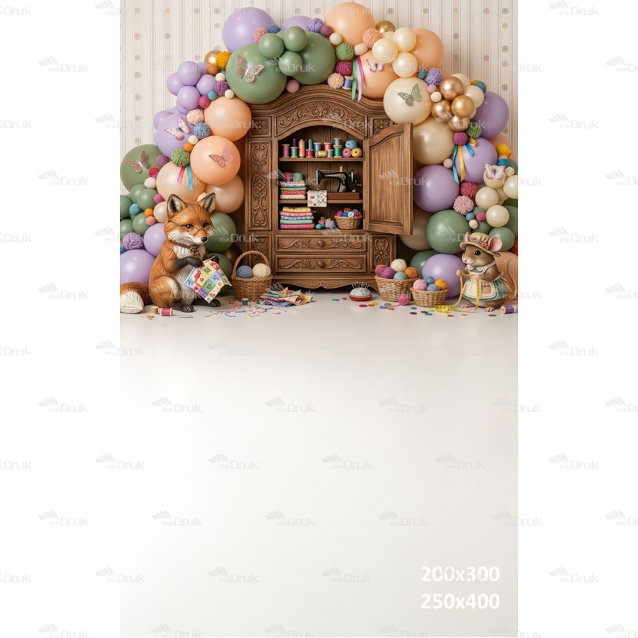 Tło fotograficzne „Pracownia krawiecka w lesie – pastelowa bajkowa aranżacja” | UB_800